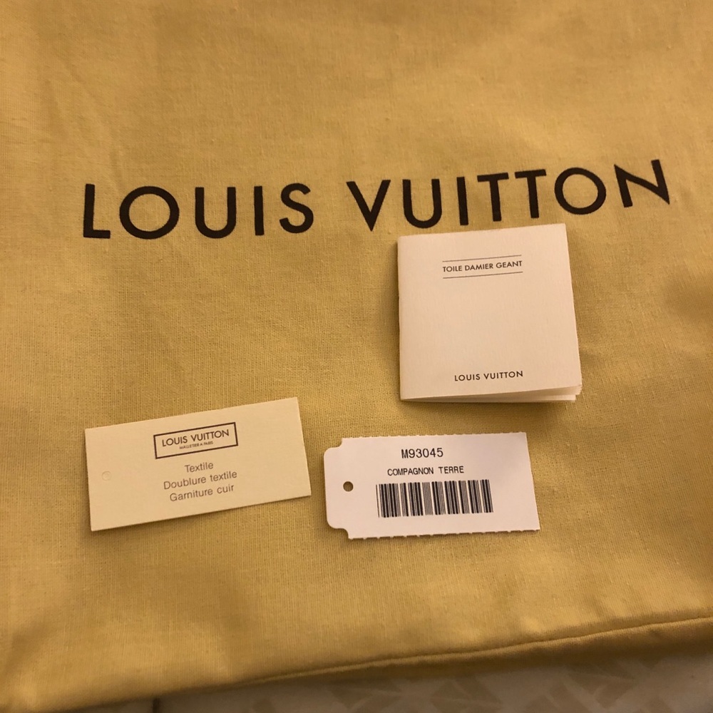 Like brand new men’s lv messenger bag
